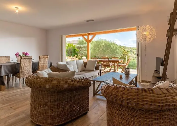 Maison Vue Et Maquis